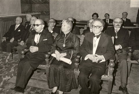 En el acto de su ingreso en la Real Academia Española. De izquierda a derecha, Gonzalo Torrente Ballester, Carmen Conde y Manuel de Terán. En la fila posterior, Emilio Alarcos y Rafael Lapesa. Madrid, 28 de enero de 1979. Patronato Carmen Conde-Antonio En el acto de su ingreso en la Real Academia Española. De izquierda a derecha, Gonzalo Torrente Ballester, Carmen Conde y Manuel de Terán. En la fila posterior, Emilio Alarcos y Rafael Lapesa. Madrid, 28 de enero de 1979. Patronato Carmen Conde-Antonio