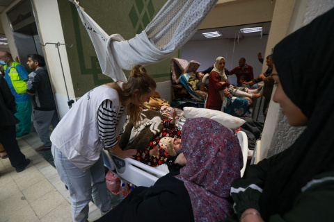 Enfermeras atienden a niños heridos en el hospital Al Aqsa, en Gaza. / MSF Enfermeras atienden a niños heridos en el hospital Al Aqsa, en Gaza. / MSF