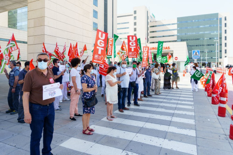 Trabajadores sanitarios se manifiestan ante un hospital de Granada para reclamar sus derechos y mejores condiciones laborales durante la pandemia el 16 de julio de 2020. Shutterstock / javi_indy