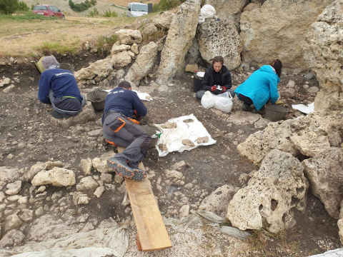  Equipo de investigadores trabajando en el megalito.