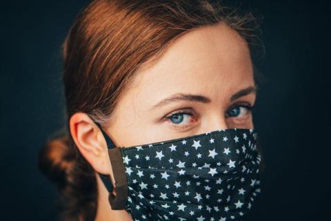 Mujer con mascarilla higiénica. Shutterstock / kovop58 Mujer con mascarilla higiénica. Shutterstock / kovop58