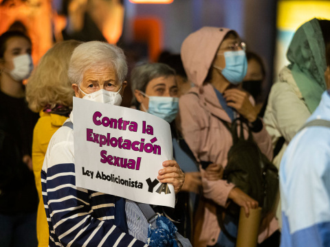  Una mujer sostiene una pancarta que protesta "contra la explotación sexual" en una manifestación por la abolición de la prostitución, en la plaza Fuente Dorada, a 17 de octubre de 2021, en Valladolid, Castilla y León, (España).- EUROPA PRESS
