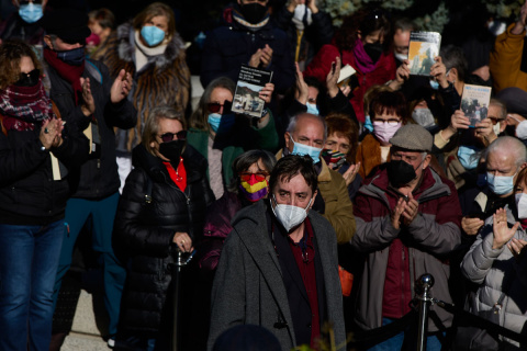  El director del Instituto Cervantes y viudo de Almudena Grandes, en el entierro de la escritora, en el Cementerio Civil, a 29 de noviembre de 2021, en Madrid (España).- EUROPA PRESS