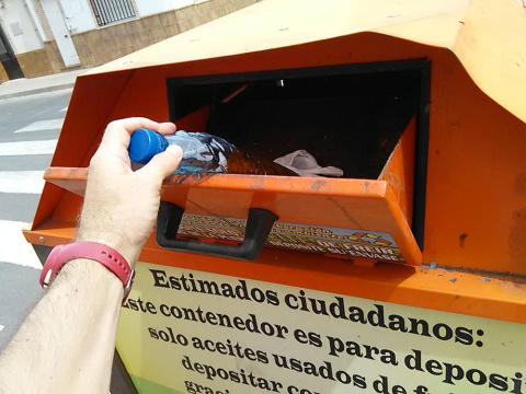 Contenedor de recogida de aceite usado. Flickr/Gabriel Mg, CC BY-NC Contenedor de recogida de aceite usado. Flickr/Gabriel Mg, CC BY-NC