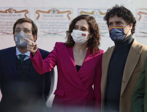  El alcalde de Madrid, José Luis Martínez-Almeida (i), y la presidenta de la Comunidad de Madrid, Isabel Díaz Ayuso (centro), durante una visita a la escuela regional de tauromaquia ‘José Cubero Yiyo’, a 16 de diciembre de 2021, en Madrid (España