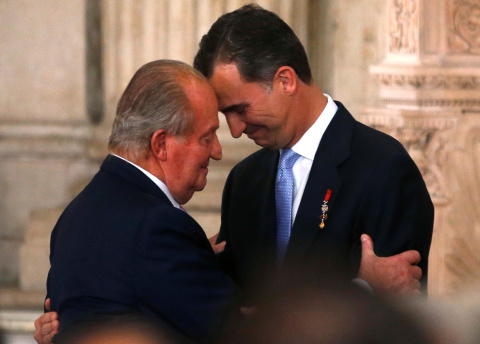 El rey Juan Carlos con su hijo Felipe, en la ceremonia de abdicación en el Palacio Real de Madrid, el 18 de junio de 2014. REUTERS/Juan Medina