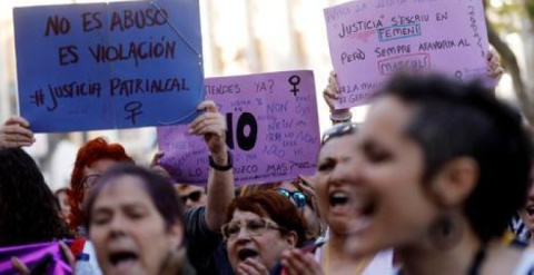 Un grupo de mujeres se manifiesta contra la violación grupal de 'La Manada'.- EFE Un grupo de mujeres se manifiesta contra la violación grupal de 'La Manada'.- EFE