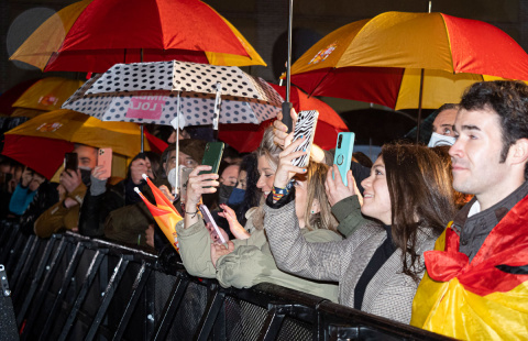  Un grupo de simpatizantes del partido político de Vox celebra los resultados obtenidos por su formación en los comicios para Castilla y León durante la noche electoral del 13F en el Hotel Palacio Santa Ana, a 13 de febrero de 2022, en Valladolid, Cast