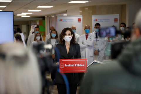 La presidenta de la Comunidad de Madrid, Isabel Díaz Ayuso durante su visita este viernes al hospital Carlos III de Madrid.- EFE / David Fernández La presidenta de la Comunidad de Madrid, Isabel Díaz Ayuso durante su visita este viernes al hospital Carlos III de Madrid.- EFE / David Fernández