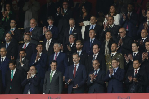  El rey Felipe VI y demás autoridades antes del inicio de la final de la Copa del Rey en el estadio de La Cartuja, en Sevilla. EFE / Julio Muñoz