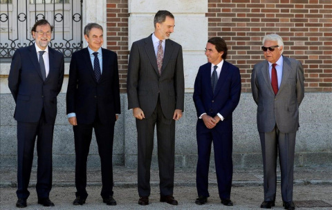  El Rey y los cuatro expresidentes del Gobierno. /EFE