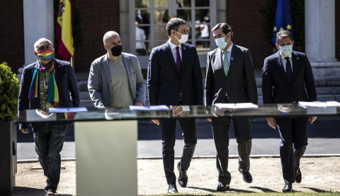  El presidente del Gobierno, Pedro Sánchez, junto a los representantes de sindicatos y patronales en un acto anterior. - EUROPA PRESS