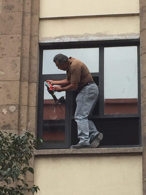 Así es México: colgando del abismo apenas sujeta con la otra pierna. Así es México: colgando del abismo apenas sujeta con la otra pierna.