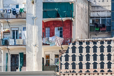 Balcones en el barrio del Raval, Barcelona. Ramon Ojeda / Shutterstock Balcones en el barrio del Raval, Barcelona. Ramon Ojeda / Shutterstock