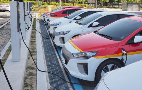 Estaciones de recarga de coches eléctricos. sungsu han / Shutterstock Estaciones de recarga de coches eléctricos. sungsu han / Shutterstock