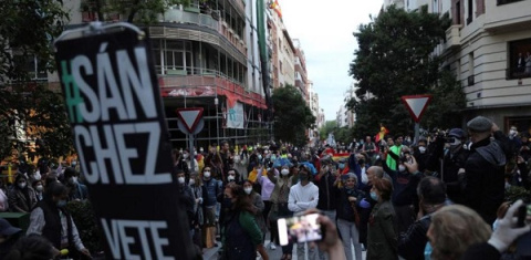 Vecinos del madrileño barrio de Salamanca participan en una protesta contra el Gobierno por su gestión en la crisis del coronavirus. Rodrigo Jiménez/ EFE