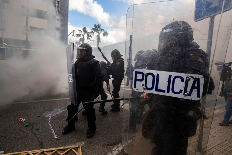 Agentes de la Policía Nacional durante la manifestación de los trabajadores del metal por las calles de Cádiz.- EFE Agentes de la Policía Nacional durante la manifestación de los trabajadores del metal por las calles de Cádiz.- EFE