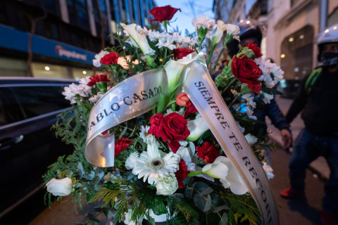  Centro de flores al líder del PP, Pablo Casado, durante una manifestación en apoyo a la presidenta de la Comunidad de Madrid, Isabel Díaz Ayuso, frente de la sede del Partido Popular en la calle Génova, a 17 de febrero de 2022, en Madrid (España).- 