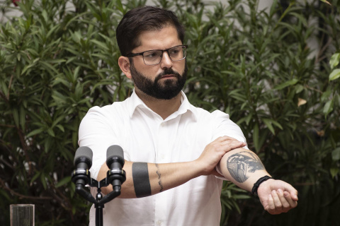 El presidente de Chile, Gabriel Boric, durante una conferencia de prensa con los medios internacionales, este viernes en el Palacio de La Moneda en Santiago (Chile). Boric reafirmó su intención de fomentar la integración regional y dijo que "es necesa El presidente de Chile, Gabriel Boric, durante una conferencia de prensa con los medios internacionales, este viernes en el Palacio de La Moneda en Santiago (Chile). Boric reafirmó su intención de fomentar la integración regional y dijo que "es necesa