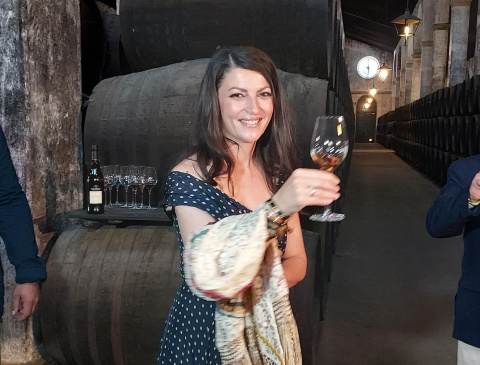 La candidata de Vox a la Presidencia de la Junta de Andalucía, Macarena Olona, cree que es "insultante" que las mujeres puedan acceder a bajas laborales en caso de padecer dolores menstruales, durante una visita a las Bodegas Lustau de Jerez de la Front La candidata de Vox a la Presidencia de la Junta de Andalucía, Macarena Olona, cree que es "insultante" que las mujeres puedan acceder a bajas laborales en caso de padecer dolores menstruales, durante una visita a las Bodegas Lustau de Jerez de la Front