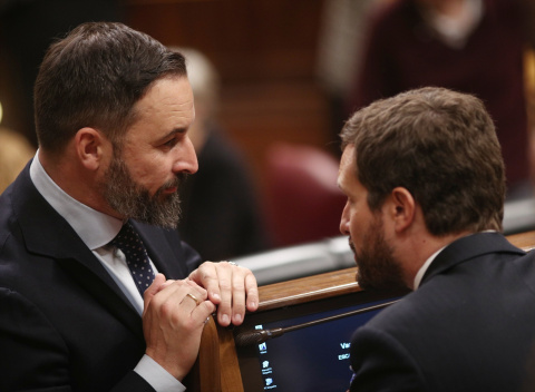El presidente de VOX, Santiago Abascal (izq) y el presidente del PP, Pablo Casado (dech), hablan durante la sesión de constitución de las Cortes para la XIV Legislatura en el Congreso de los Diputados, Madrid (España), a 3 de diciembre de 2019. Eduard El presidente de VOX, Santiago Abascal (izq) y el presidente del PP, Pablo Casado (dech), hablan durante la sesión de constitución de las Cortes para la XIV Legislatura en el Congreso de los Diputados, Madrid (España), a 3 de diciembre de 2019. Eduard
