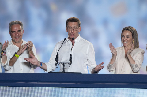 El coordinador general del PP nacional, Elías Bendodo, el candidato del PP a la Presidencia del Gobierno de España, Alberto Núñez Feijóo, y la secretaria general del Partido Popular, Cuca Gamarra, durante el seguimiento de la jornada electoral de lo El coordinador general del PP nacional, Elías Bendodo, el candidato del PP a la Presidencia del Gobierno de España, Alberto Núñez Feijóo, y la secretaria general del Partido Popular, Cuca Gamarra, durante el seguimiento de la jornada electoral de lo