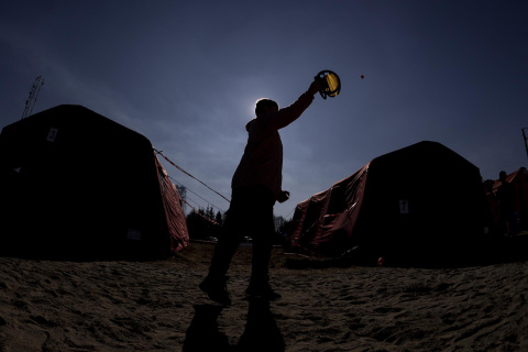  Un niño juega este lunes en el campamento de refugiados en Budomierz (Polonia), en el paso fronterizo con Ucrania más cercano al bombardeo del IPSC de Yavoriv, a 25 kilómetros de la frontera polaca. EFE/Rodrigo Jiménez