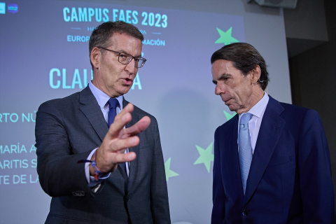 El presidente del PP, Alberto Núñez Feijóo (i), y el expresidente del Gobierno de España José María Aznar (d) conversan a su llegada a la clausura el Campus FAES 2023 Europa en transformación, en el Hotel Petit Palace Savoy Alfonso XII, a 15 de se El presidente del PP, Alberto Núñez Feijóo (i), y el expresidente del Gobierno de España José María Aznar (d) conversan a su llegada a la clausura el Campus FAES 2023 Europa en transformación, en el Hotel Petit Palace Savoy Alfonso XII, a 15 de se