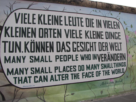 “Mucha gente pequeña, en lugares pequeños, haciendo cosas pequeñas, puede cambiar el mundo” - Proverbio africano. East Side Gallery', Berlín, Alemania. Foto: Ben / CC BY-ND 2.0 “Mucha gente pequeña, en lugares pequeños, haciendo cosas pequeñas, puede cambiar el mundo” - Proverbio africano. East Side Gallery', Berlín, Alemania. Foto: Ben / CC BY-ND 2.0