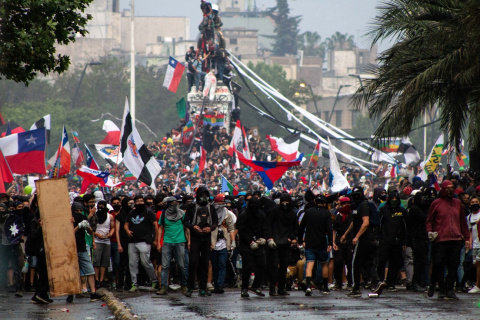  08 de noviembre de 2019, Chile, Santiago: los manifestantes participan en una protesta contra el gobierno en la Plaza Baquedano.- Adrian Manzol / Europa Press
