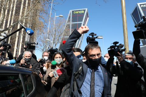 El cofundador de Podemos Juan Carlos Monedero levanta el brazo a su salida de los Juzgados de Plaza de Castilla.- EUROPA PRESS El cofundador de Podemos Juan Carlos Monedero levanta el brazo a su salida de los Juzgados de Plaza de Castilla.- EUROPA PRESS