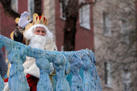  El Rey Melchor saluda en la Cabalgata de Reyes 2022 del distrito de Chamartín, a 3 de enero de 2022, en Madrid (España).- EUROPA PRESS