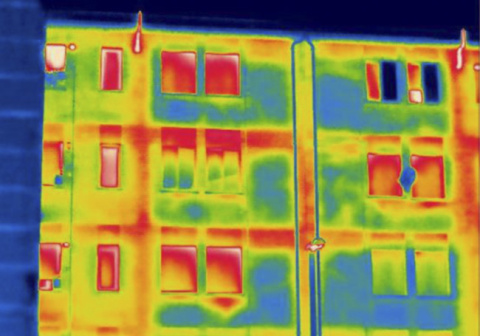  Imagen térmica de un edificio del País Vasco construido en la década de los 70, en la que se pueden apreciar las fugas de calor que presenta.