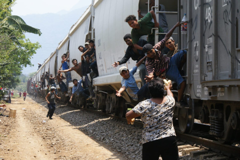 Una mujer ofrece comida a los migrantes de 'La Bestia' en una escena del documental 'Lecciones para Zafirah'. Productora Creadores contemporáneos La Bestia