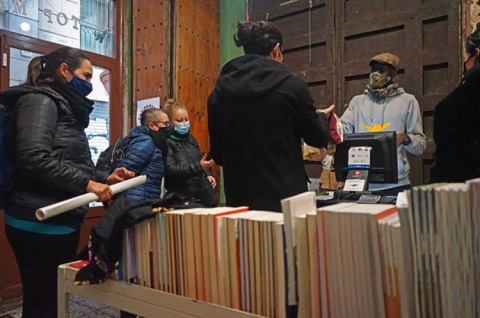 Mansour Djité salió de Senegal en cayuco en 2007, jugándose la vida para poder sobrevivir. Trabaja en la tienda de Top Manta, y todavía no ha podido obtener su “regularización” por las dificultades de la Ley de Extranjería española. Foto: Mar Mansour Djité salió de Senegal en cayuco en 2007, jugándose la vida para poder sobrevivir. Trabaja en la tienda de Top Manta, y todavía no ha podido obtener su “regularización” por las dificultades de la Ley de Extranjería española. Foto: Mar