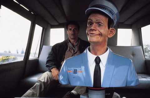Escena de 'Desafío Total' (1990), en la que Arnold Schwarzenegger viaja en un robotaxi. Escena de 'Desafío Total' (1990), en la que Arnold Schwarzenegger viaja en un robotaxi.