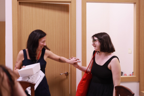 A la izquierda, la artista y curadora de la exposición Solveig Font durante la inauguración.- Fotografía de Alfonsina Ponce