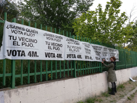  Acción ciudadana pegando carteles para movilizar el voto progresista