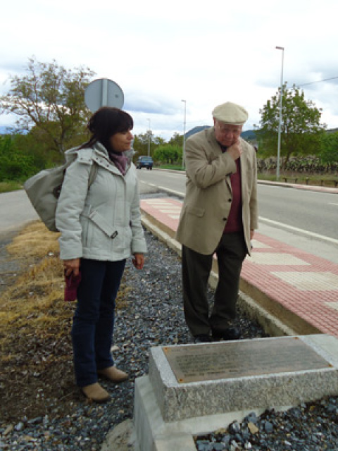 Natowitz junto a la placa conmemorativa del décimo aniversario de la ARMH, en Priaranza del Bierzo.- ARMH natowitz-detalle1