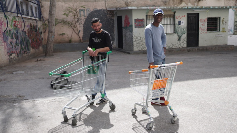 Dos voluntarios en un "squat" -centro abandonado ocupado- tras repartir juguetes entre los niños que allí vivían. Foto: Jesus Matzuki
