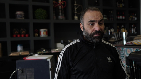  Jamal en la cafetería “Al-Amore”, negocio que acaba de abrir en el barrio de Exarquia. Foto: Jesus Matsuki