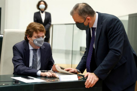  Martínez Almeida (PP) junto a Ortega Smith (Vox).- Chema Moya / EFE