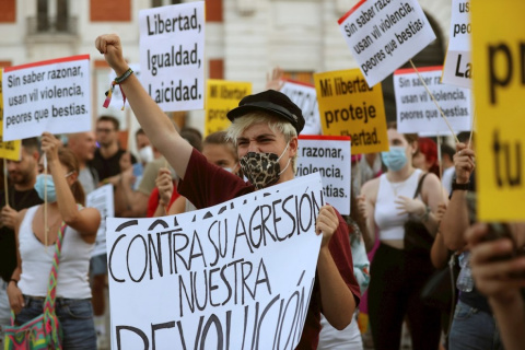 Cientos de personas se congregan el la madrileña Puerta del Sol para pedir fin a la violencia homófoba y contra el colectivo LGTBIQ+, el pasado mes de septiembre.- EFE/Kiko Huesca Cientos de personas se congregan el la madrileña Puerta del Sol para pedir fin a la violencia homófoba y contra el colectivo LGTBIQ+, el pasado mes de septiembre.- EFE/Kiko Huesca