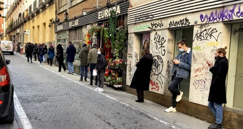 Colas a la entrada de un centro de salud en Madrid.- Público Colas a la entrada de un centro de salud en Madrid.- Público