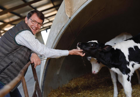  Mañueco visitando una granja en 2019.- PP CyL