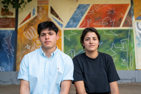 Los voluntarios Sarah Mardini (24) y Seán Binder (25) / © Amnesty International