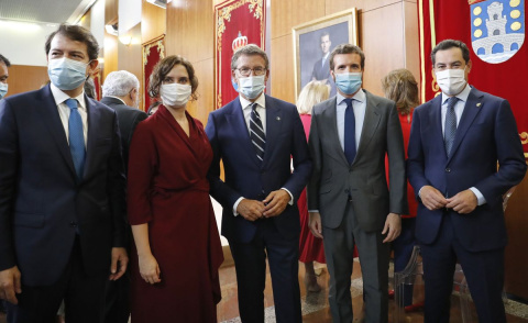 Los barones del PP: de izquierda a derecha, Alfonso Fernández Mañueco (presidente de Castilla y León), Isabel Díaz Ayuso (presidenta de Madrid), Alberto Núñez Feijóo (Galicia), Pablo Casado (líder del partido) y Juan Manuel Moreno (Andalucía). / Los barones del PP: de izquierda a derecha, Alfonso Fernández Mañueco (presidente de Castilla y León), Isabel Díaz Ayuso (presidenta de Madrid), Alberto Núñez Feijóo (Galicia), Pablo Casado (líder del partido) y Juan Manuel Moreno (Andalucía). /