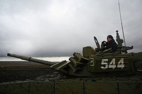 Foto de archivo. Un militar ruso montado en un tanque. - Sergey Pivovarov / REUTERS Foto de archivo. Un militar ruso montado en un tanque. - Sergey Pivovarov / REUTERS
