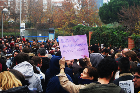 "Acogida digna". Concentración frente al centro de menores en Hortaleza / Diana Moreno "Acogida digna". Concentración frente al centro de menores en Hortaleza