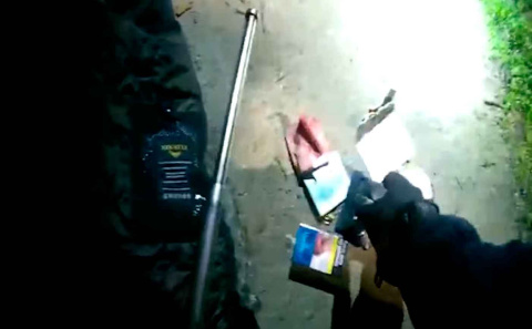  Captura del vídeo en el que se ve la porra con que amenaza el vigilante a un indigente.